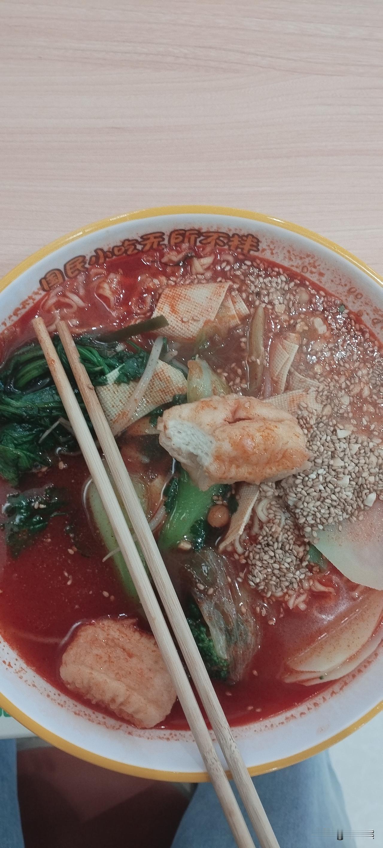 好久没吃麻辣烫了，以前经常吃，下班正好路过一家麻辣烫店，于是就进去尝尝以前的回忆