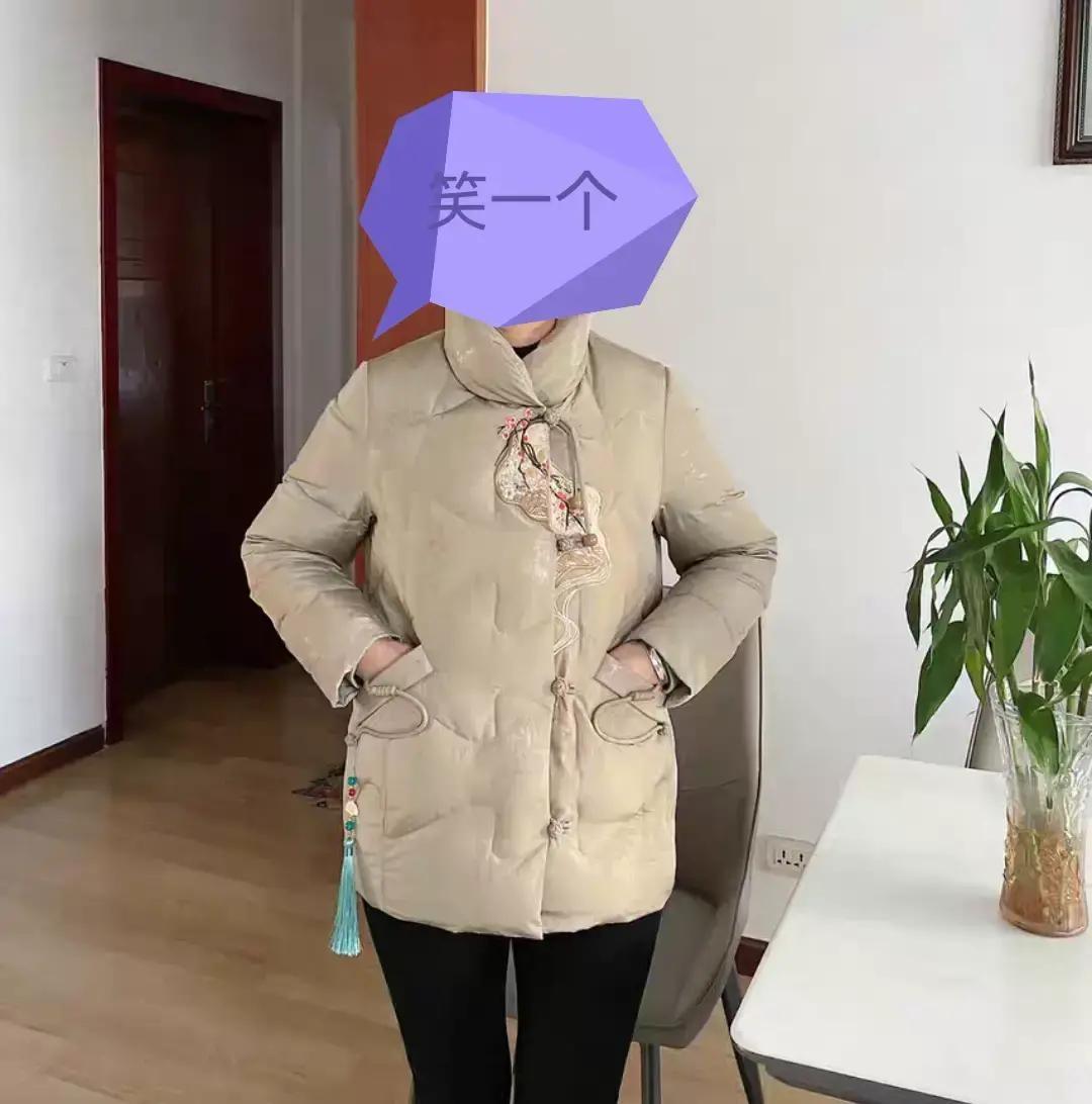 我昨天把一件亮面拼色羽绒服塞给妈妈，她试穿后对着镜子皱眉，说像要去唱大戏。我当