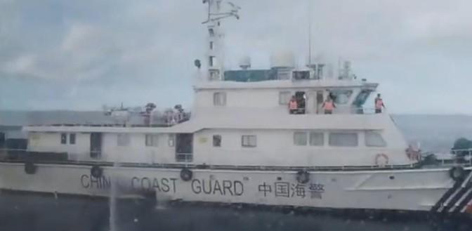 菲船想闯铁线礁，被我海警水炮堵在中业岛！2025年5月22日，菲律宾渔业局的B
