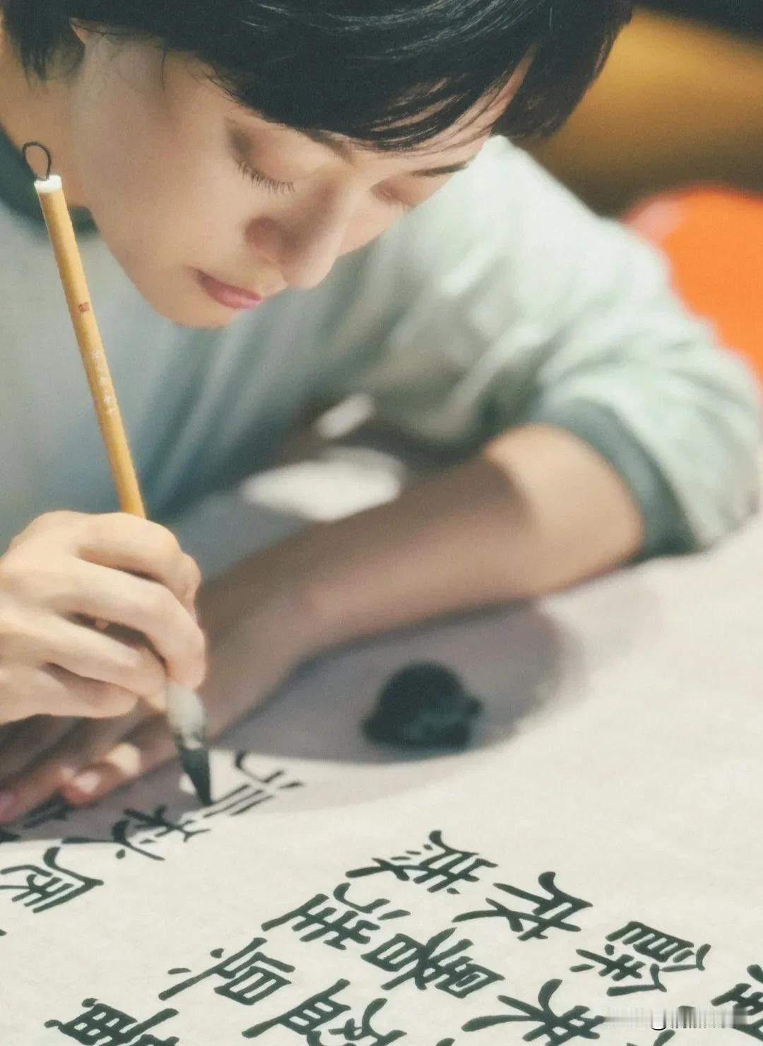 孙俪晒自己拍戏之余，在家练习书画的照片，我只能感叹，这女人太厉害了！那句老台词