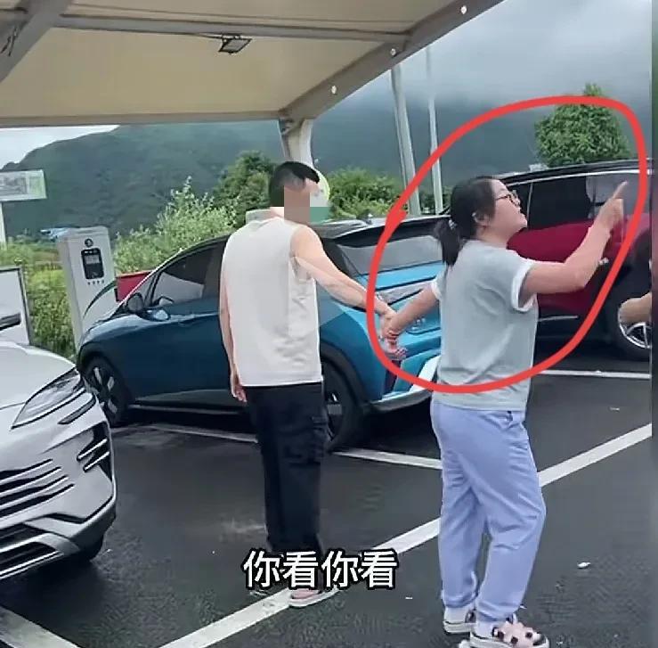 这也太过分了，一车占两车位充电，是车主太胖不好下车，还是怕你的爱车被磕碰。别人
