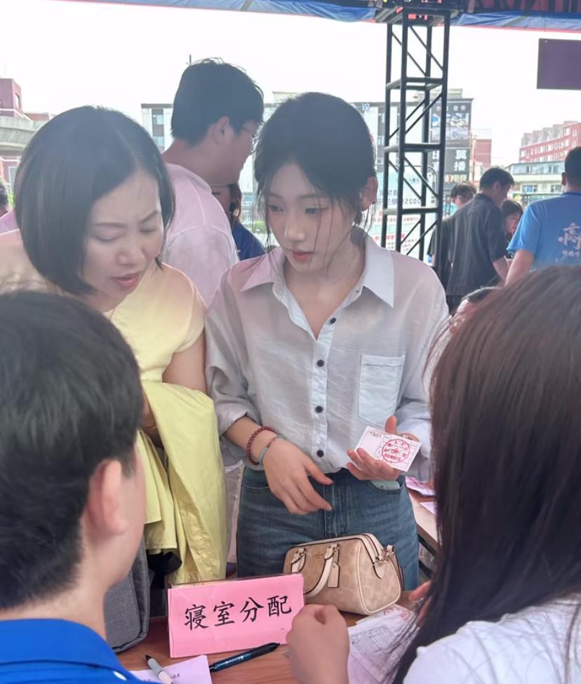 她已经拿着颜值不知天地为何物了。