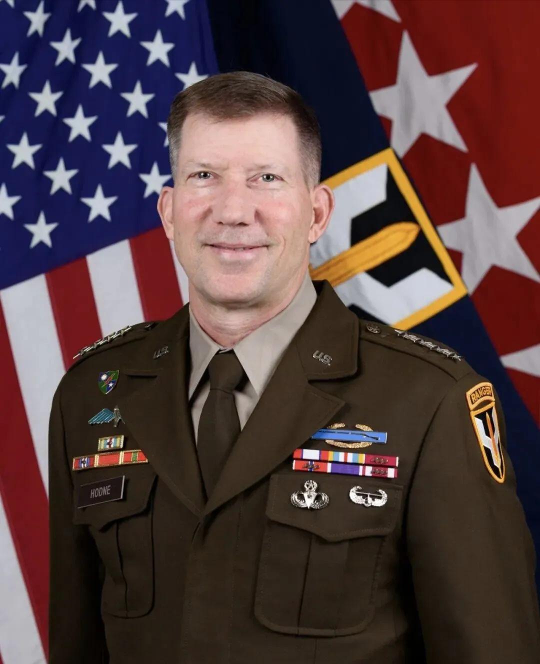 好家伙，美国战争部长不只是把陆军参谋长兰迪·乔治上将解职，同一天还将负责陆军转型