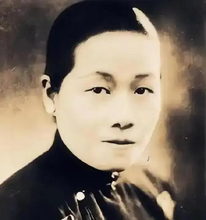 1933年的南京，蒋介石当众给了宋子文一耳光。宋霭龄闻讯后当即冷笑地放话道：子文