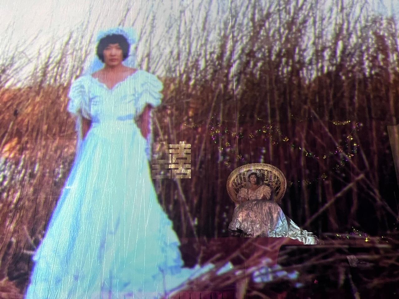 姜思达这波操作真的走心了，把妈妈年轻时的婚纱照重新演绎，不只是怀旧，更像是用自己