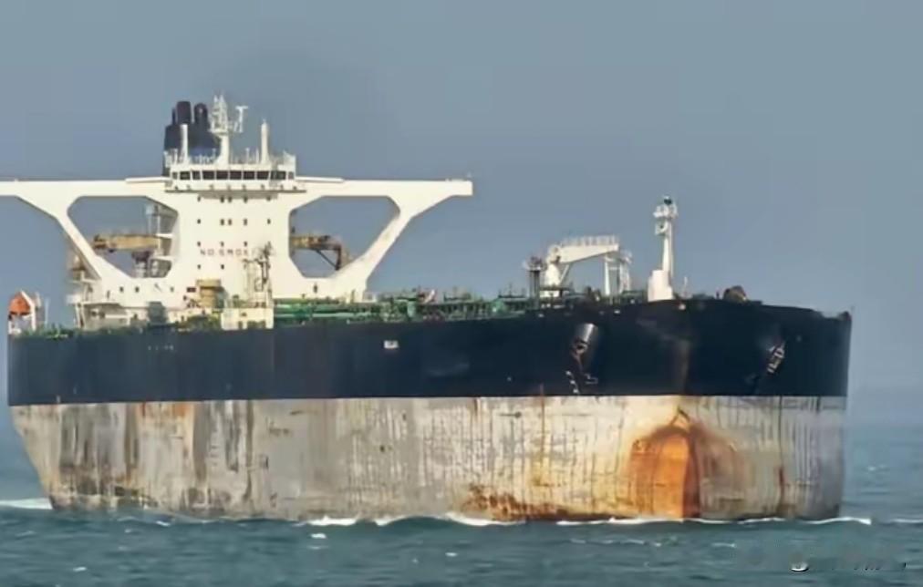 追了整整240多个小时，眼看就要追上了，仔细一看船舷上挂着的白蓝红三色国旗，美军