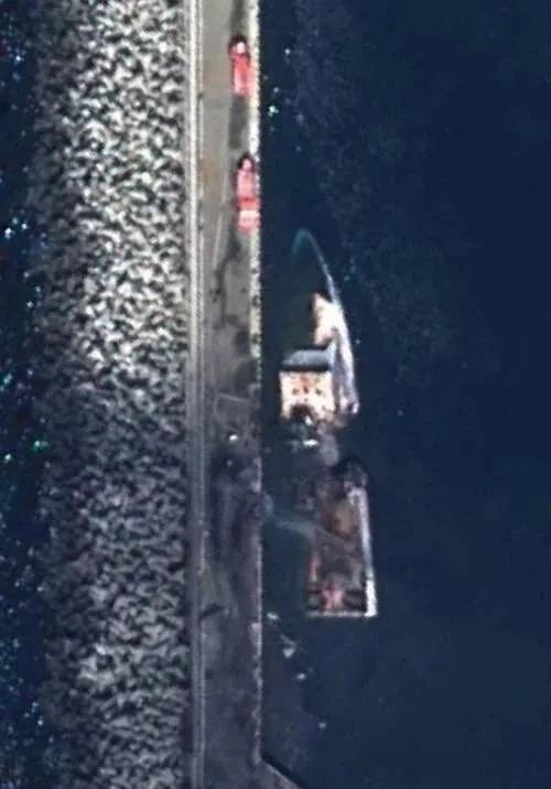 昨天，乌克兰海军用“尖嘴针鱼-3000”无人艇在克拉斯诺达尔边疆区格连吉克港摧毁