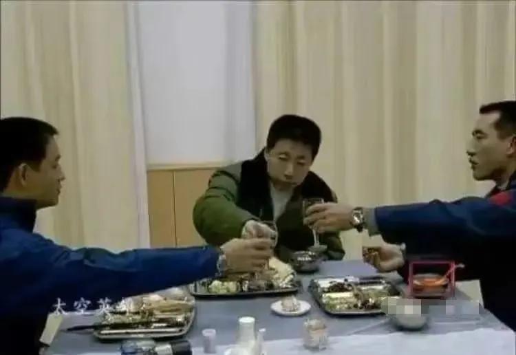 2003年，杨利伟出征前的照片，真正的壮行酒，有去未必有回。这张照片后来传遍