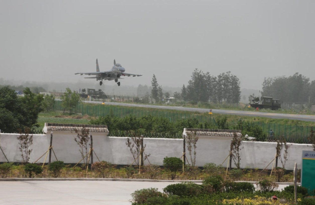 2014年5月25日，济南军区空军组织苏-27、运-7、直-9等机型在新改造完成的河南郑民高速公路进