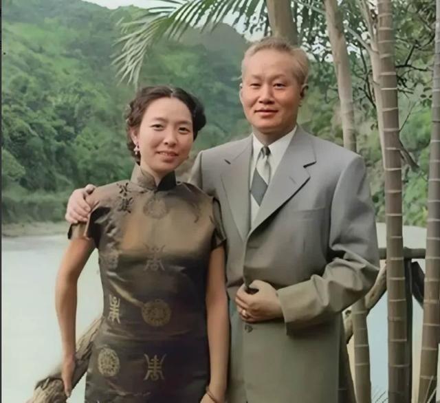 1951年的一晚，孙立人躺在床上，准备入睡，习惯性地将妻子搂进怀中。然而，刚一搂