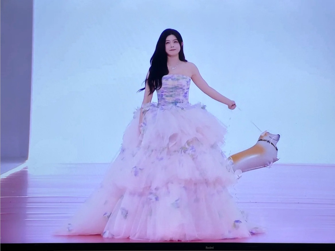 哈哈哈哈哈姐姐牵着小狗来了这一世姐姐终于比李雾高了哈哈哈哈哈哈