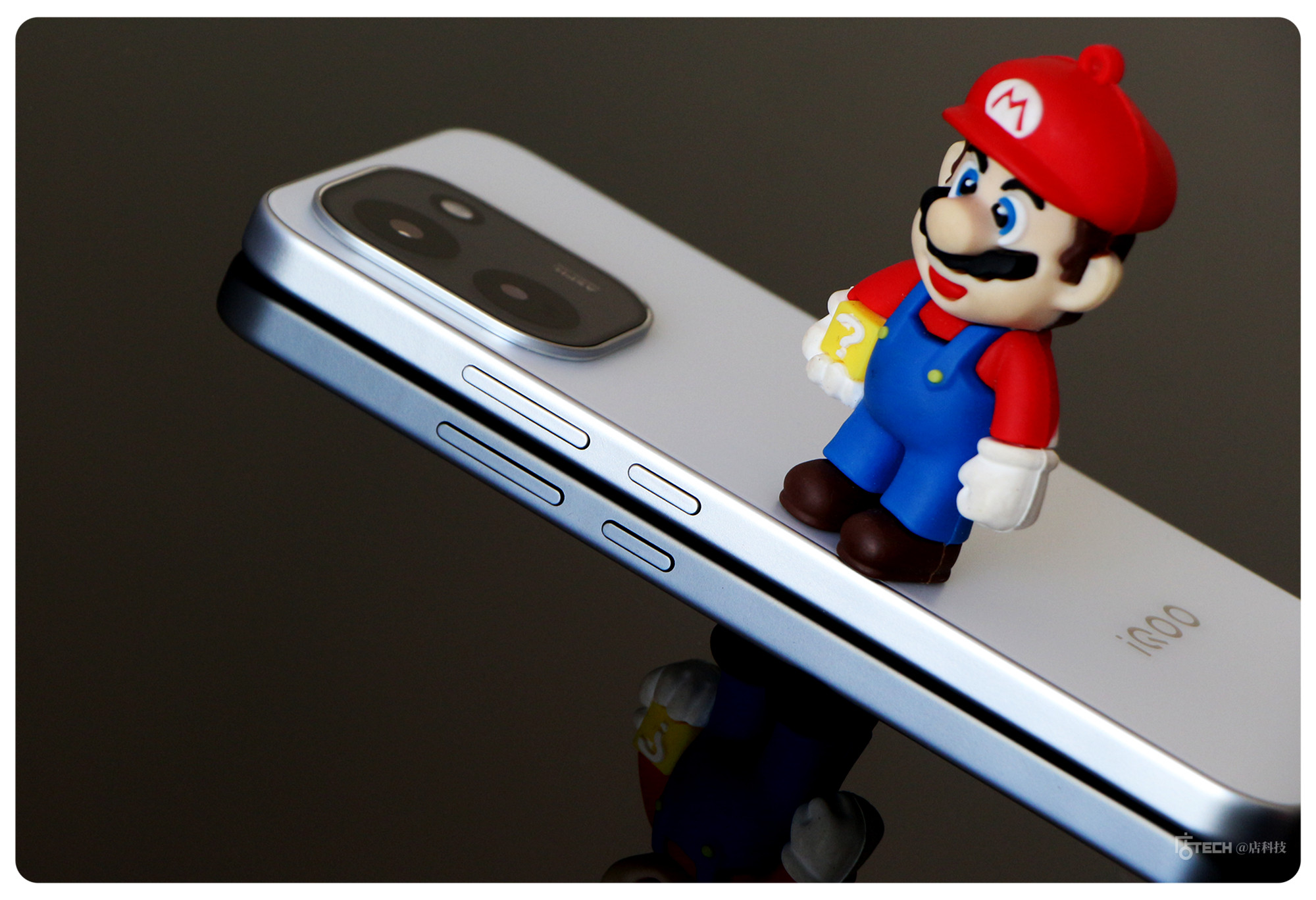 终于能放出来了！抢先给大家看看即将发布的iQOOZ11我手里这台是白色版本，