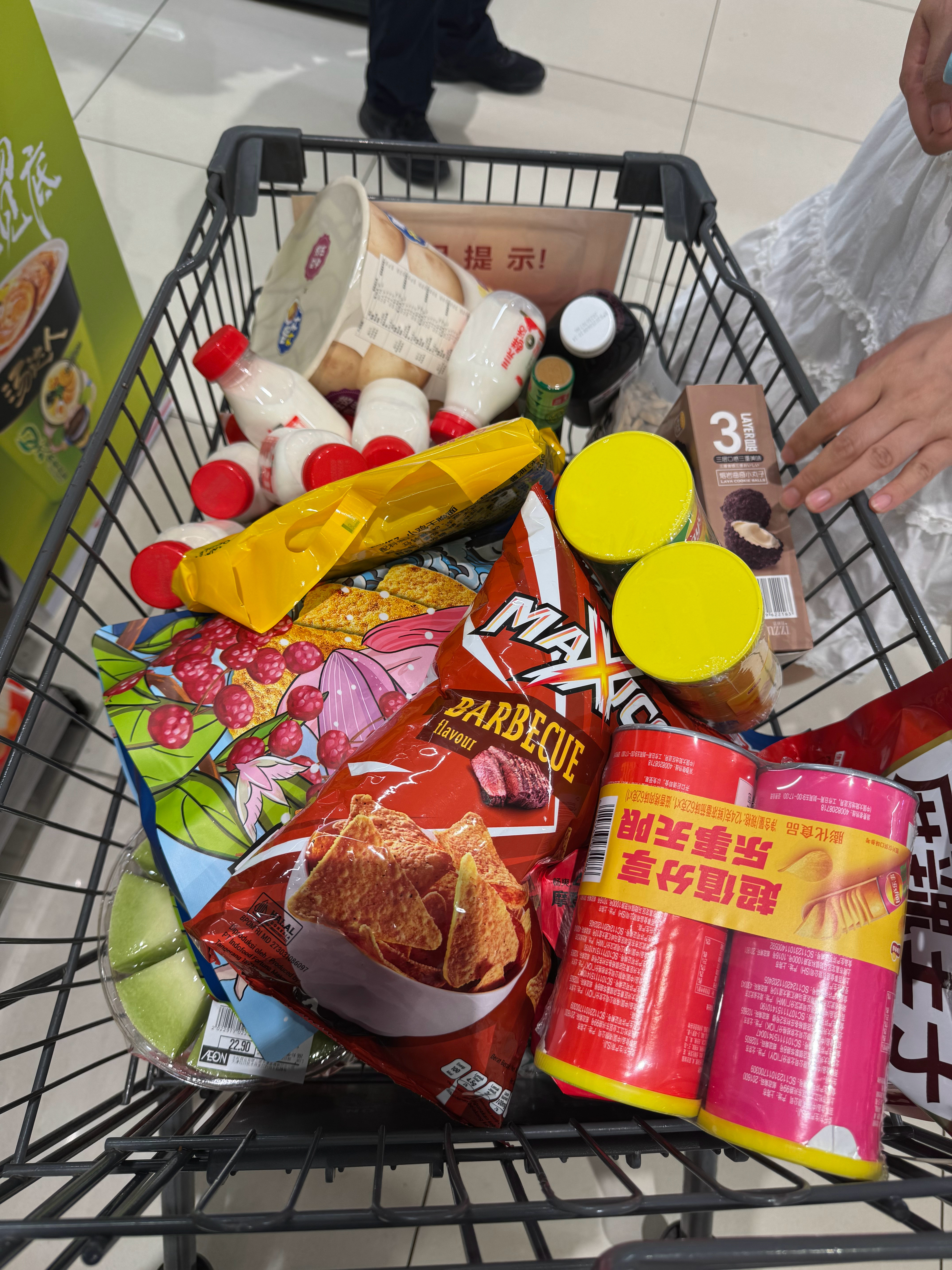 明天孩子过生日，买了这么多零食，估计乐坏了吧。​​​