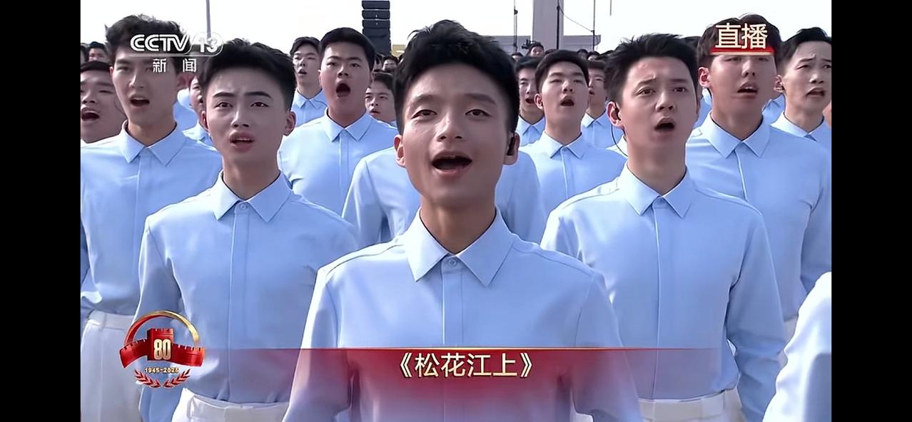 当今天阅兵现场开篇那首《松花江上》唱响时，当战旗方队走来，镜头为那面鲜红的旗帜停