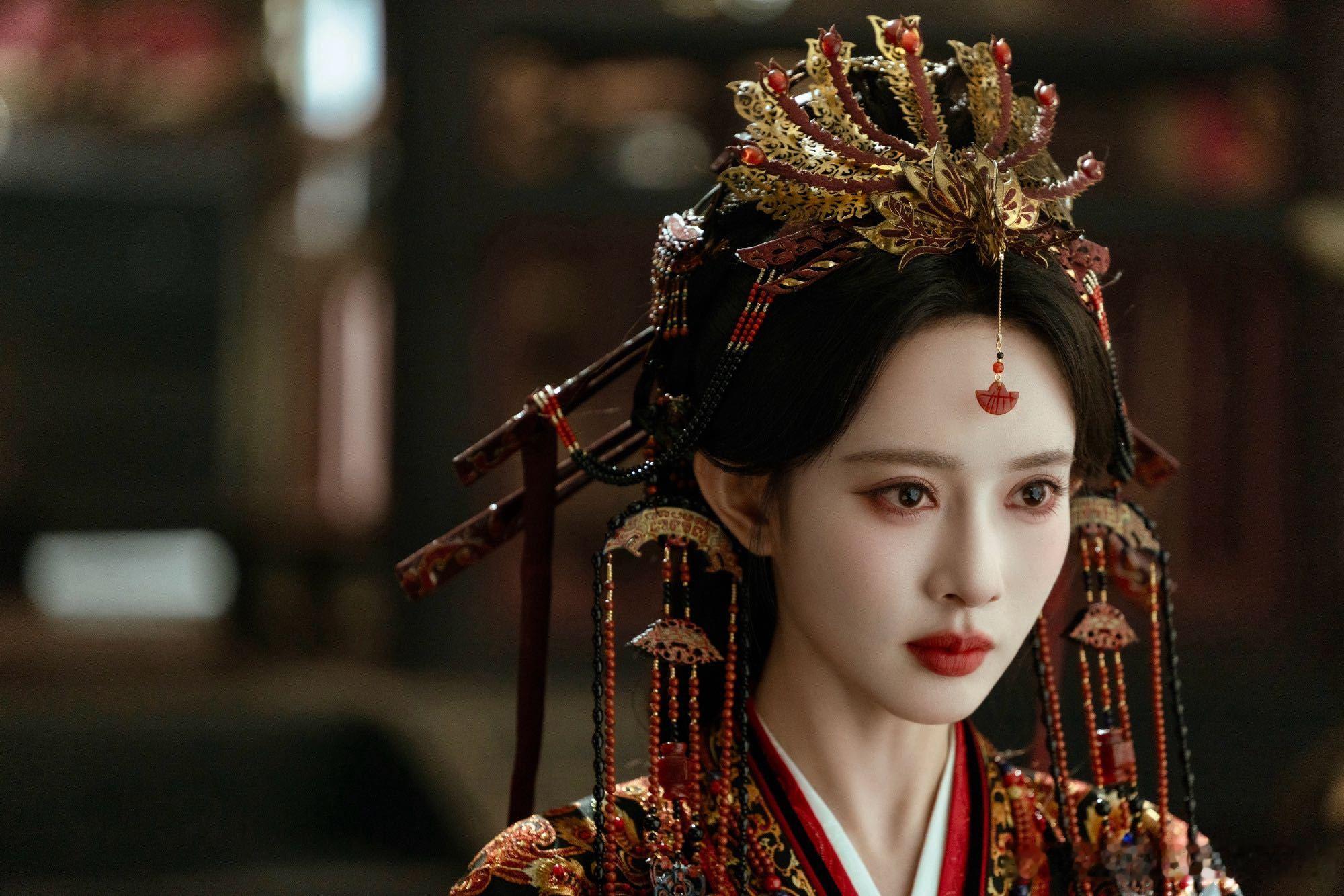 孟子义沈妙婚服孟子义饰演的沈妙大婚造型氛围感拉满，重工红金婚服刺绣精巧，浓颜与正