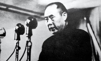 1949年，周总理宣读国家干部名单，念到傅作义的名字时，他突然站起来大声喊：“