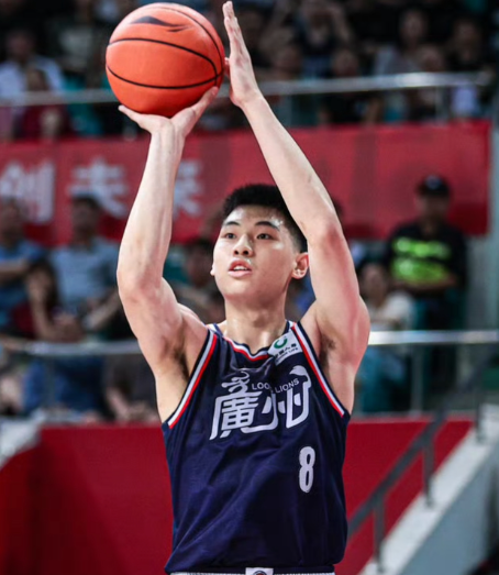随着张镇麟空降上海，崔永熙转会广东，CBA新赛季夺冠概率大概如下:1.广东-
