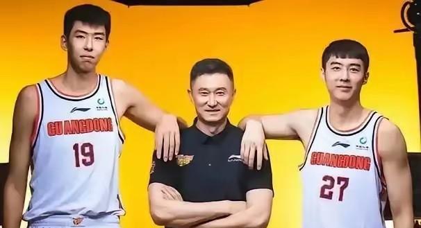 杜峰下赛季最怕什么？联赛间歇期，广东男篮也不缺钱了，也不藏着掖着了，大投入，大手