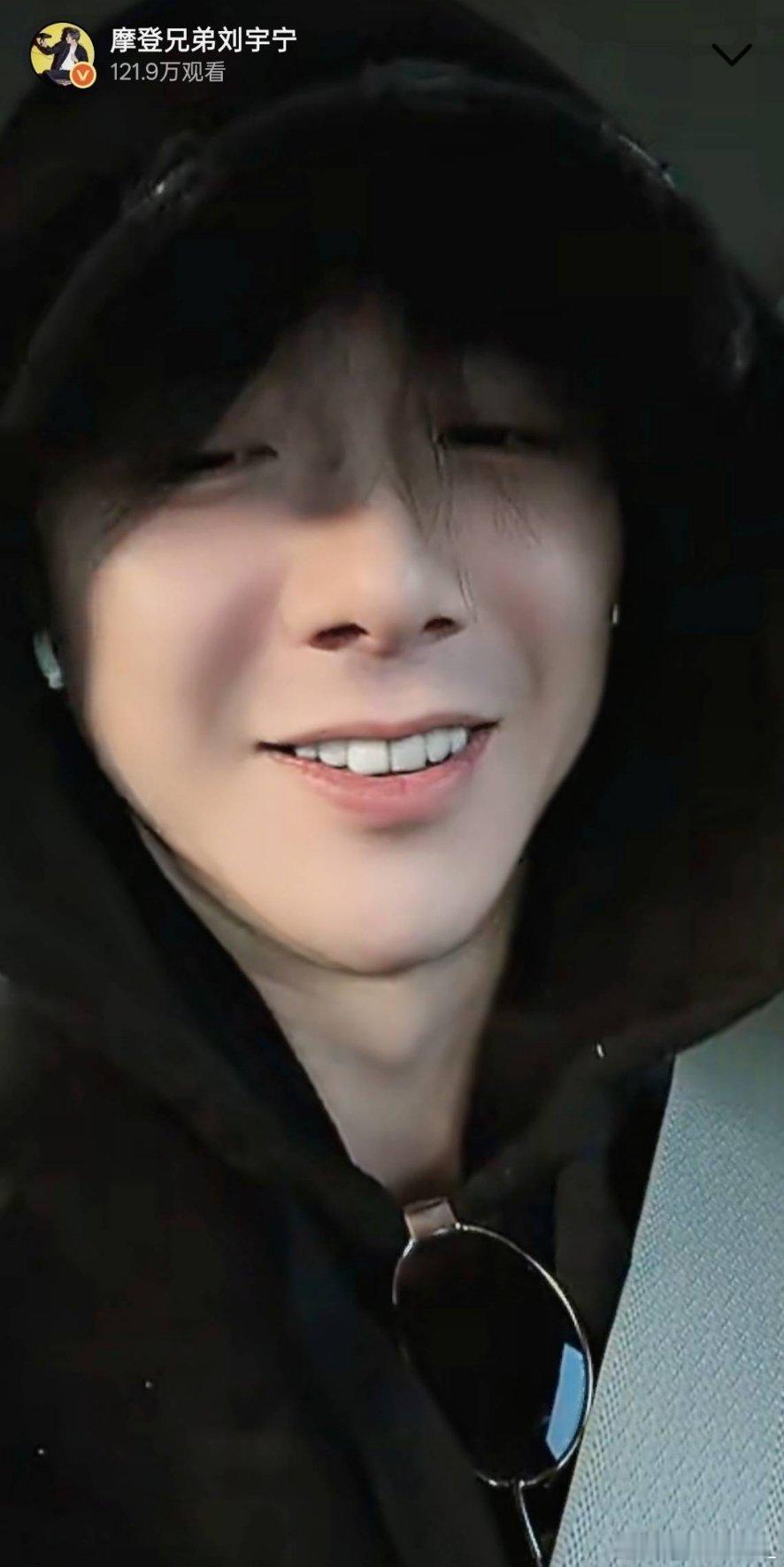 早上七点，刘宇宁坐剧组面包车去《折腰》片场，顺手开了直播。没刮胡子，没滤镜，手机