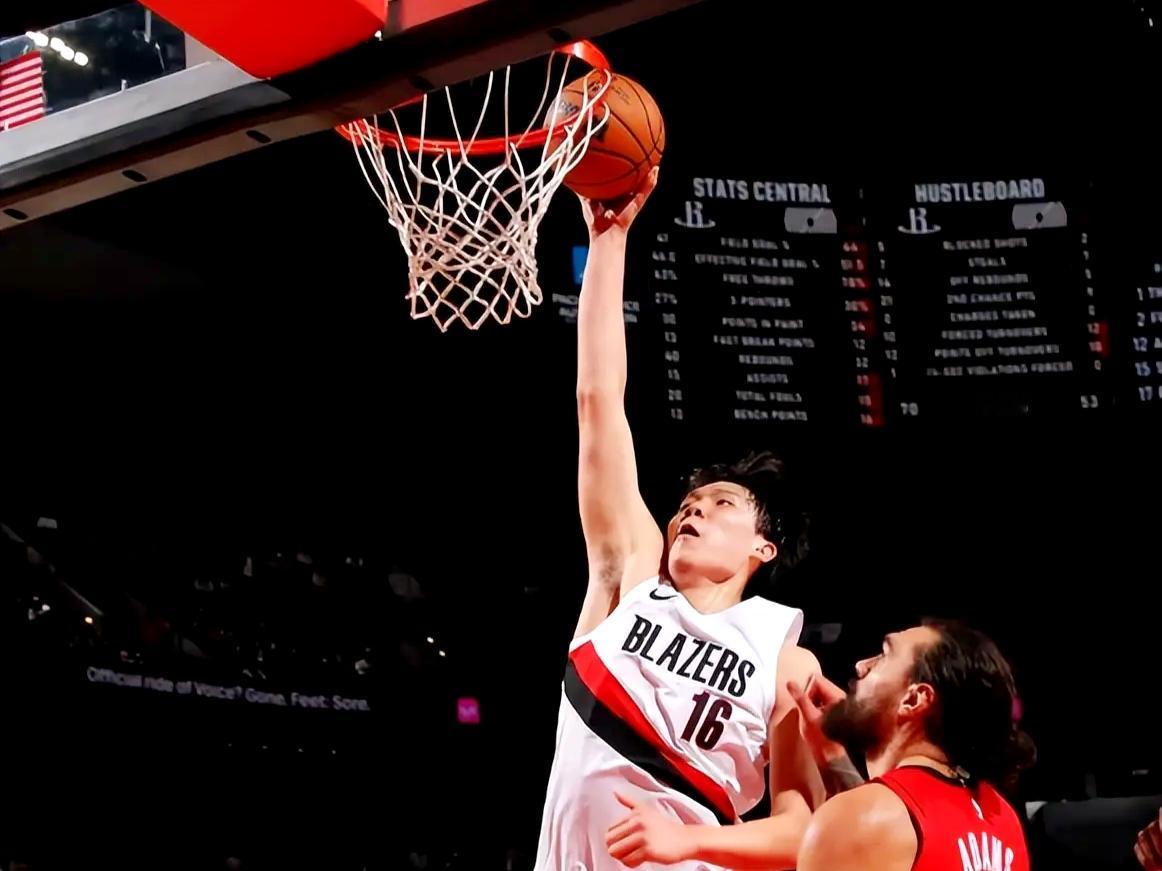 杨瀚森第四节那个扣篮，为什么没扣进？开拓者险胜火箭，杨瀚森获得了将近17分钟