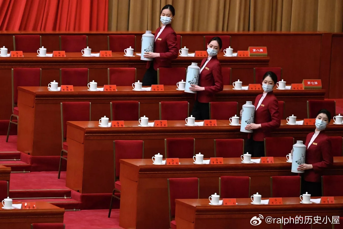 2022年10月在人民大会堂举行的中国共产党第二十次全国代表大会开幕式前，服务人