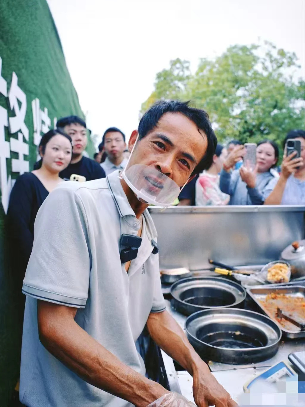 鸡排哥周边摊主发声这届年轻人，居然被一个卖鸡排的“管”上了。每天下午四点半，摊主