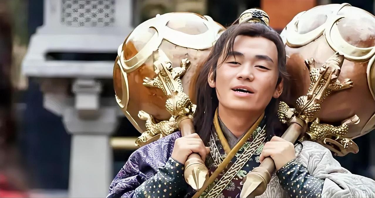 李元霸拜师后，紫阳真人想传他320斤的凤翅镏金镋，不料李元霸觉得太轻，紫阳真人叹