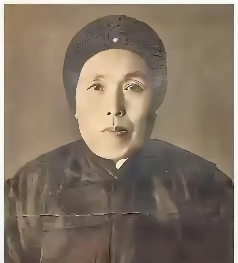 1891年，16岁的张作霖落难乞讨，孙寡妇看中了他，解开衣扣，掏出一块腰牌给