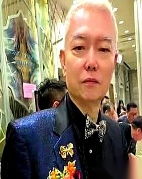 大佬出殡，他站在家属旁边。有人让他坐，他摆摆手，轻描淡写一句：站习惯了。就这