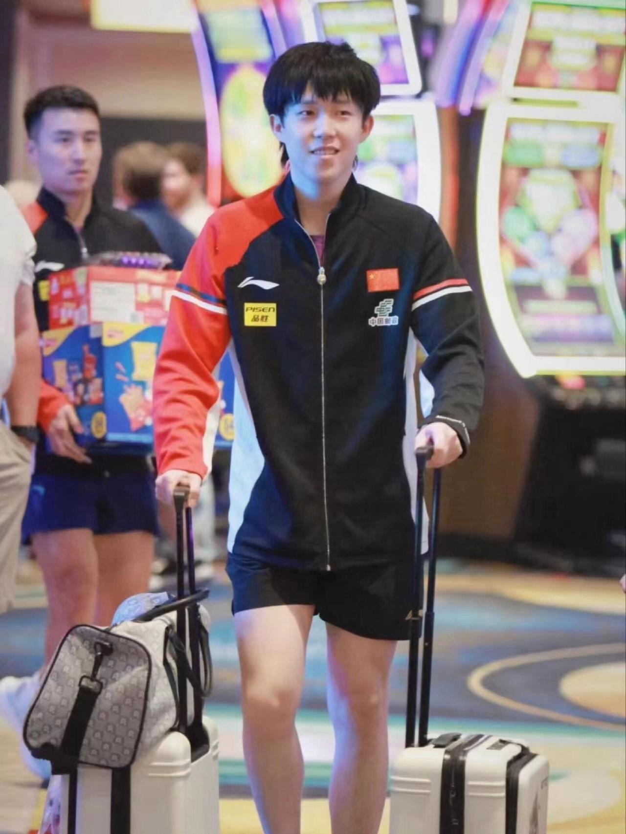 王楚钦给牛牛推着行李箱，之前可都是牛牛给王楚钦拿包拿箱子，这次楚钦还很开心！一