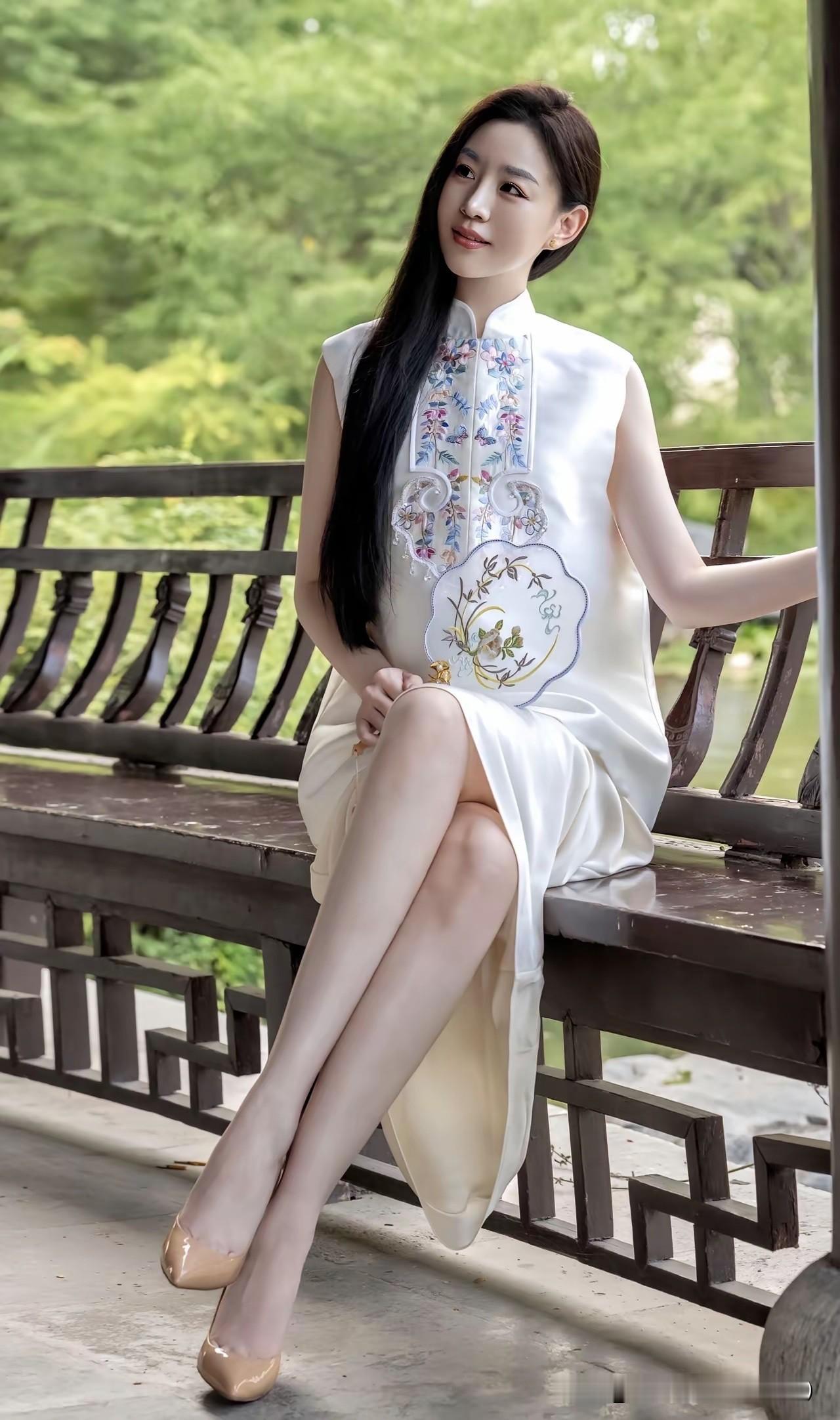 偷得浮生半日闲，身着素雅旗袍静坐长廊，看满园绿意，感受中式美学独有的从容温柔。旗