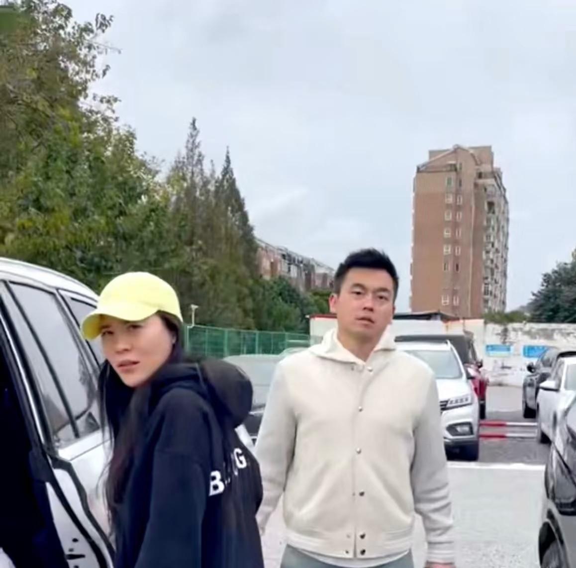 上海原配抓小三产检事件，疑似原配回应已经离婚。这场律师与乘务长之间的爱情风波