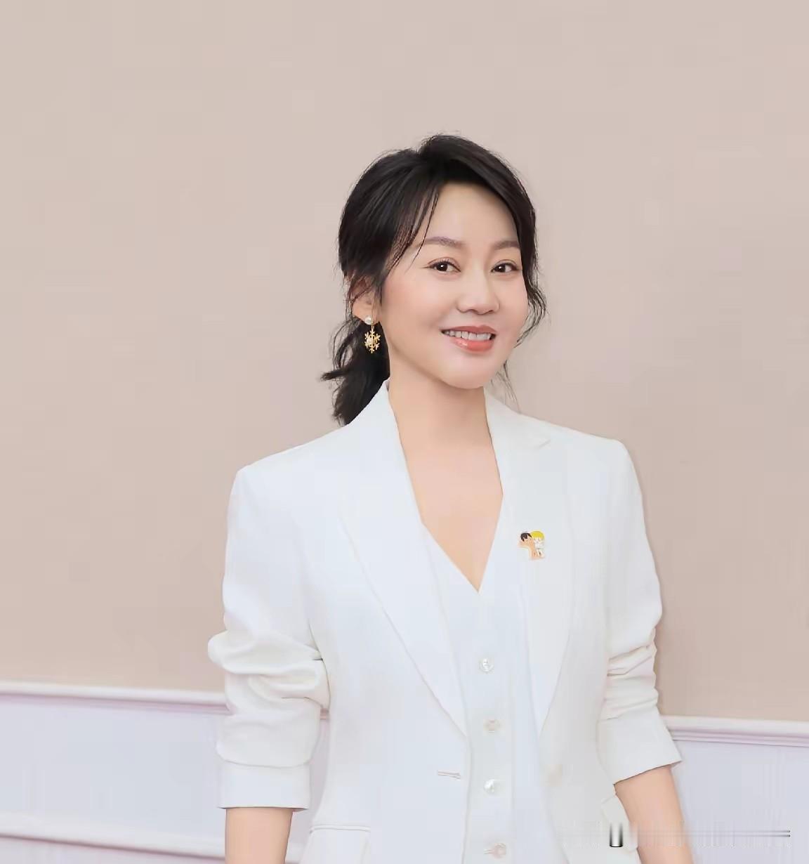 电视剧《主角》爆火出圈，剧里的二号女主角花彩香这个角色，无可争议的被秦海璐拿到，