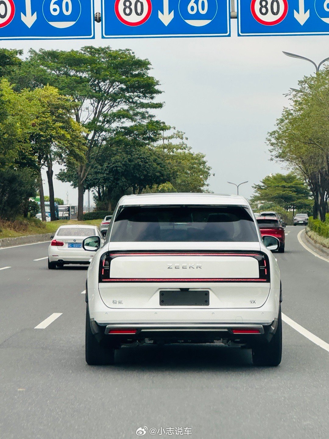 单手开9X的男人，真帅！！今天路上看到一台白色极氪9X跑路上，一看过去还是位国际