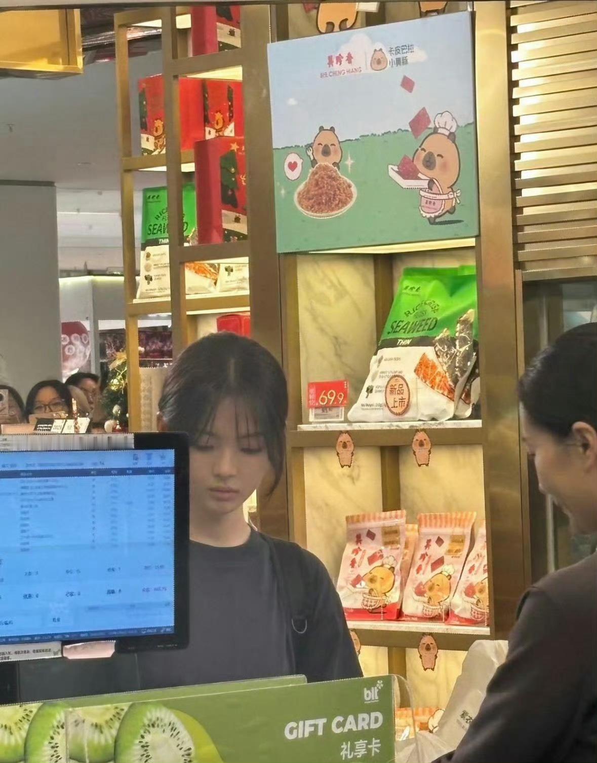 超市素颜路人颜值天花板！生图无滤镜不输女明星，怪不得那么多路人拍照