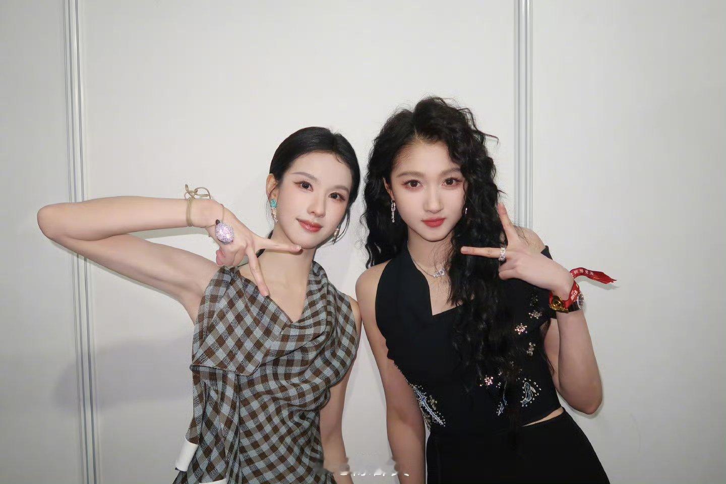 宋佳陈都灵贴脸合照宋佳陈都灵贴脸亲亲照陈都灵晒微博之夜新一波合影，和宋佳的贴脸亲