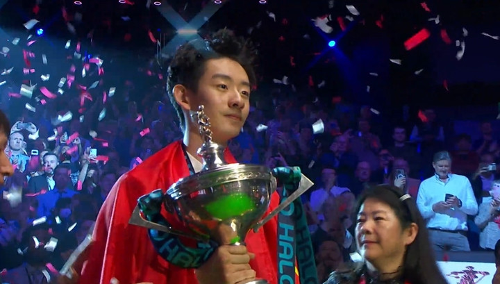 捧杯时刻! 吴宜泽身披五星红旗捧起世锦赛冠军奖杯