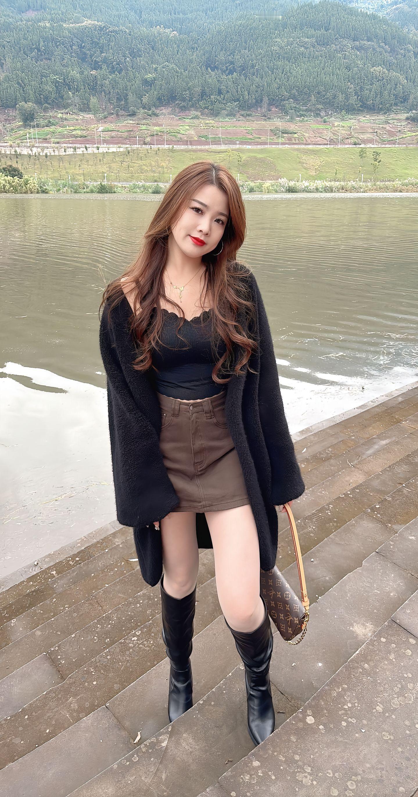 通过化妆，普通人能在社交场合中更好地融入氛围，与人为善，广结良缘。这就是普通人化