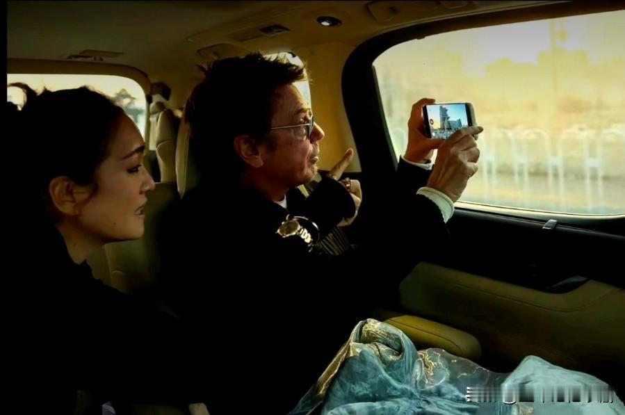 77岁米歇尔变宠妻狂魔，巩俐和法国老公在北京中轴线一起打卡拍照，帅老头对巩俐真的