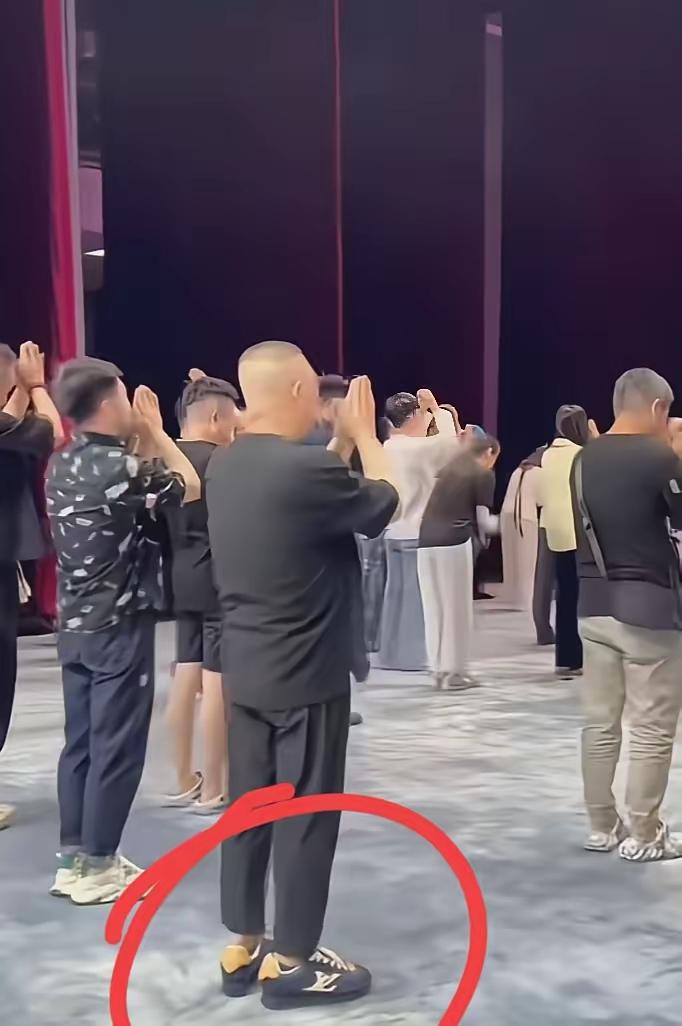 郭德纲穿的鞋虽然不便宜，但穿他脚上也没看着多好看，也就那样，一般般吧！