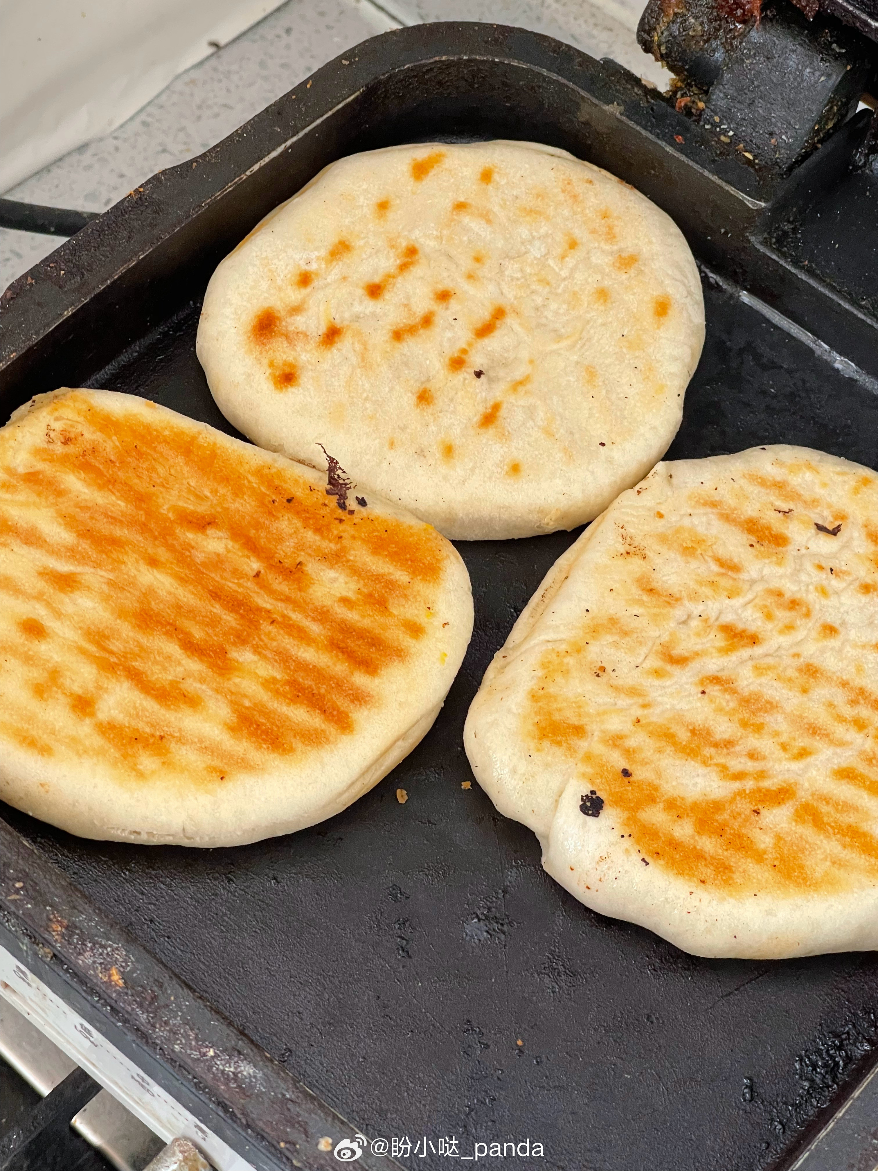 9点30才吃上早餐，一人一个烧饼夹鸡蛋 ​​​