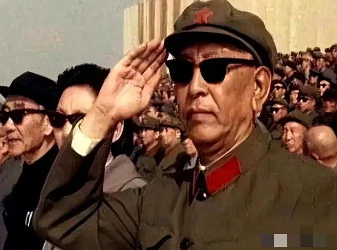 1950年，中国驻瑞典大使耿飚被瑞典军官轻视：“听说大使阁下是将军，不知您带过多