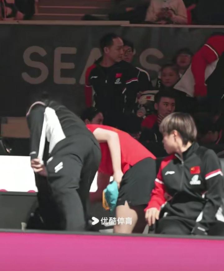 笑死我了，哈哈哈哈！王楚钦帮王曼昱找裤子，结果找来了大胖的裤子！王曼昱也没多想