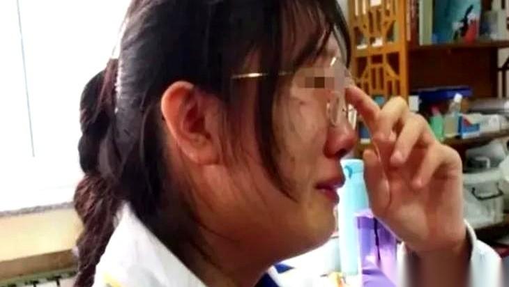 我跟你说个事儿，能把人后背听凉了。一个女孩，对着全国人民说自己高考作文写得满满