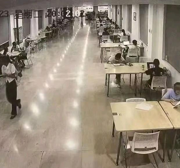杨同学在9月1号回到老家去考试院开了一个学分证明，证明自己高考分数是617分，被