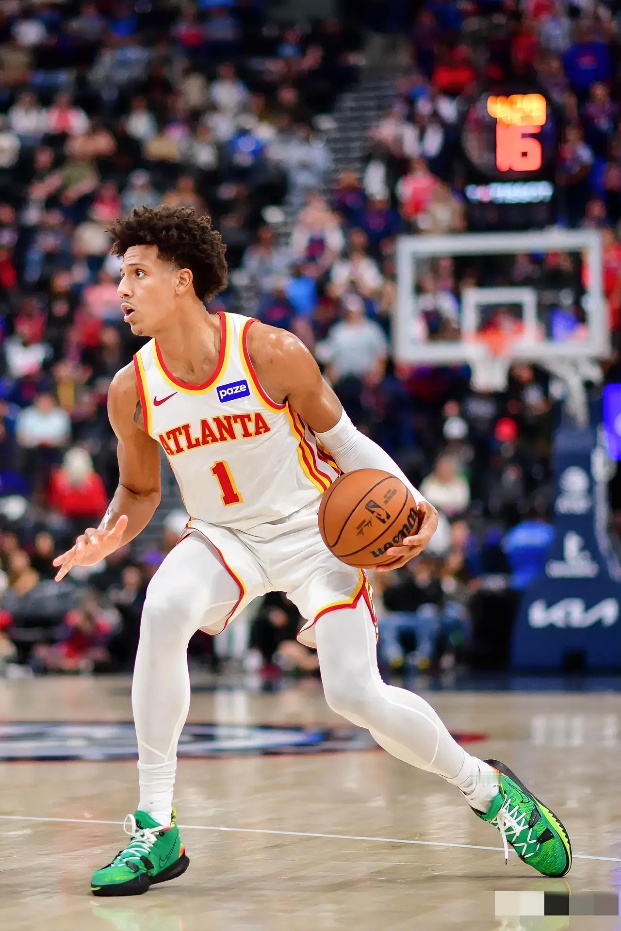 在本场老鹰迎战爵士的较量中，鹰队球员杰伦·约翰逊上演了非凡对决，半场即交出20分