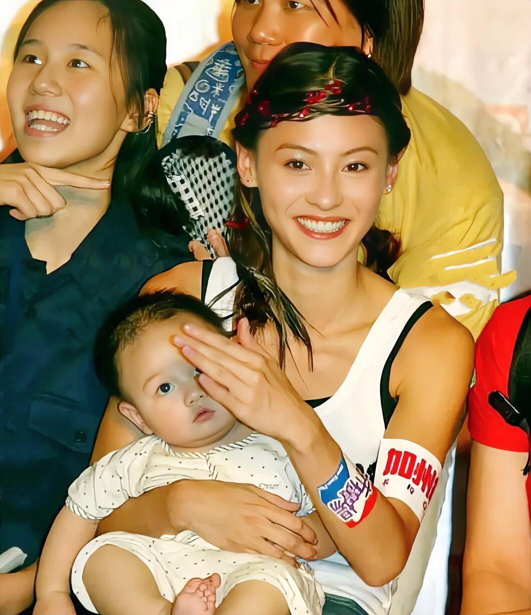 张柏芝早年的抓拍