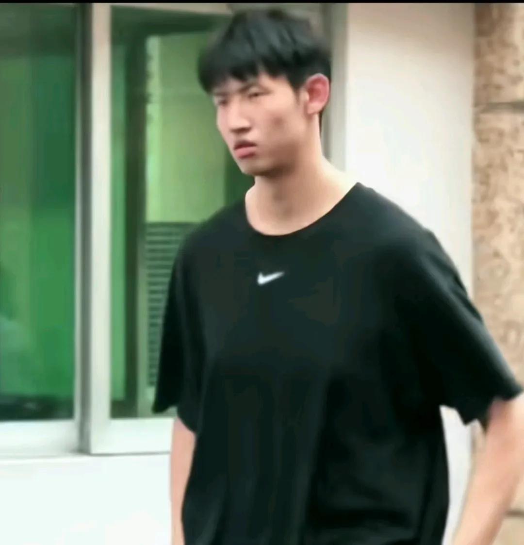 黄明依+杨溢+1500换福建邹阳？说真的，如果我是小黄家长，也要让他离队。被誉