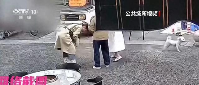 成都有女童吃香蕉时不小心被卡喉，女童此刻是手脚开始发软，脸色发白，明显窒息，女童