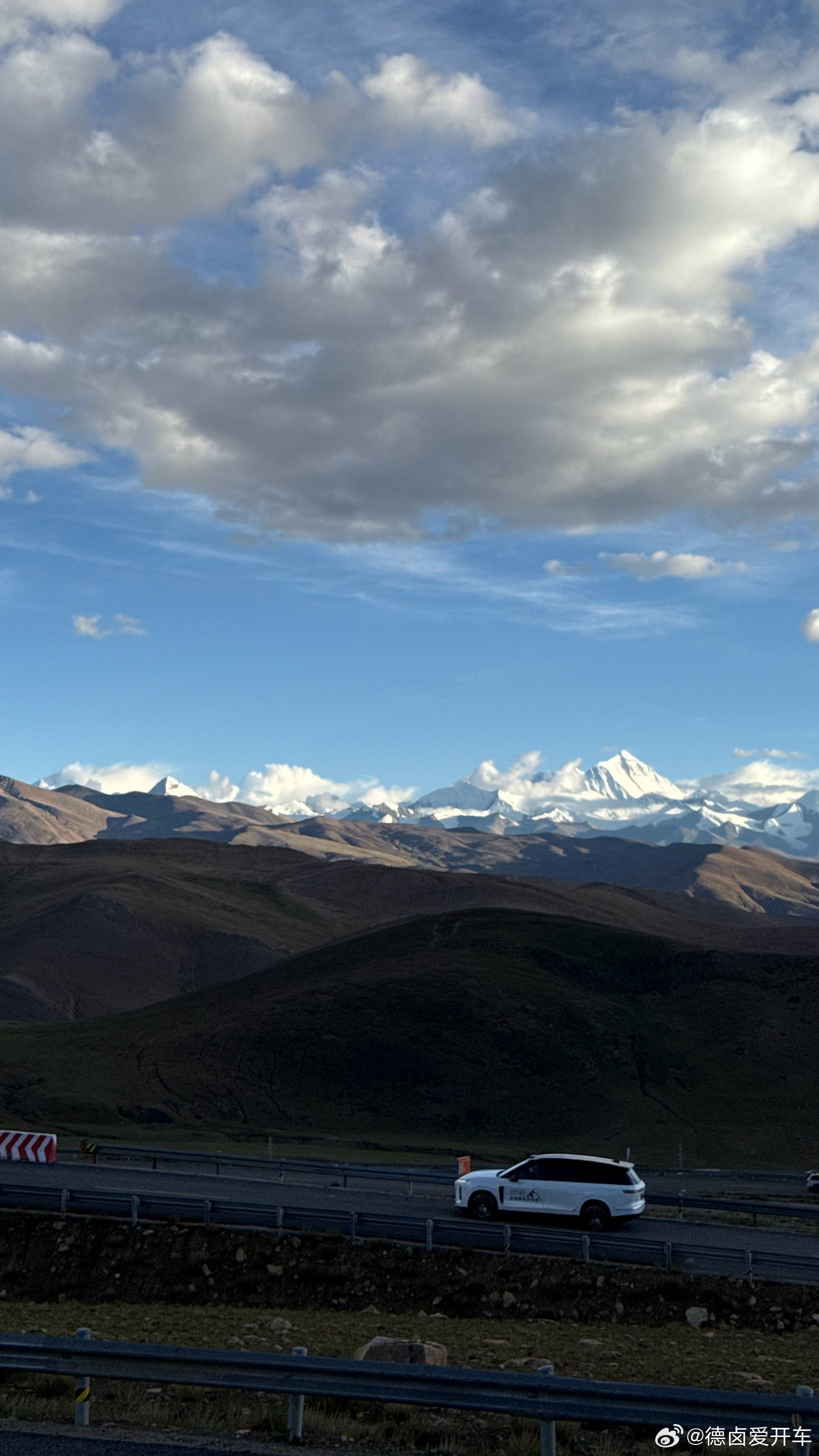 非常幸运看到了珠穆朗玛峰峰顶。当地人说，在当地要看到这么清晰的，阳光洒在峰顶